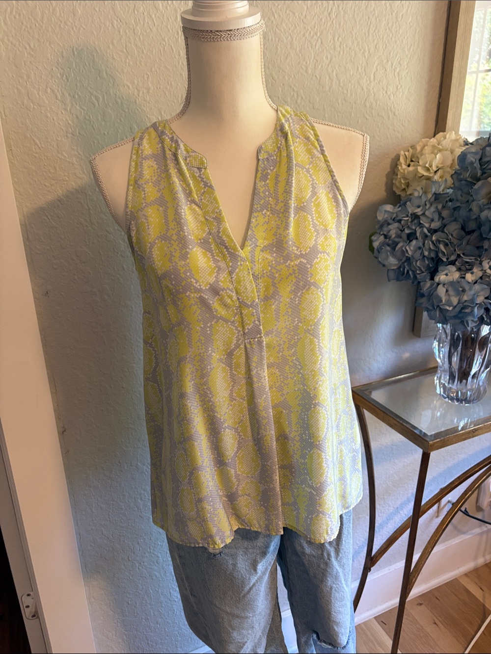 Sleeveless V-Neck Snake Print Tank Top in Yellow